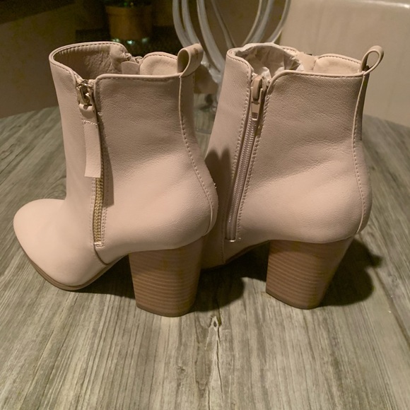 Jessica Cline- 3” Heel Bootie w/ Side Zip, New Cream Vegan Leather 6.5 - Picture 6 of 9